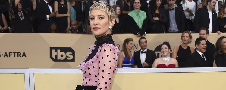 Kate Hudson con un vestido rosa con corazones