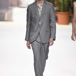 Traje gris de hombre  de Roberto Verino de la campaña otoño/invierno 2018/2019 en la Madrid Fashion Week