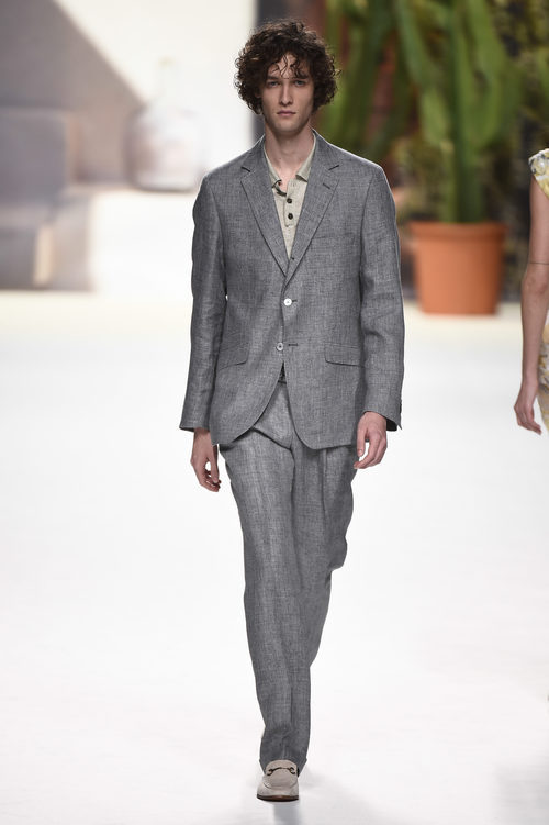 Traje gris de hombre de Roberto Verino de la campaña otoño/invierno 2018/2019 en la Madrid Fashion Week