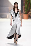 Vestido gris y negro con volantes de Roberto Verino de la campaña otoño/invierno 2018/2019 en la Madrid Fashion Week