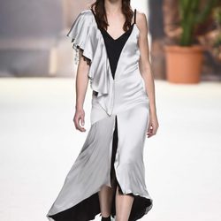 Vestido gris y negro con volantes de Roberto Verino de la campaña otoño/invierno 2018/2019 en la Madrid Fashion Week