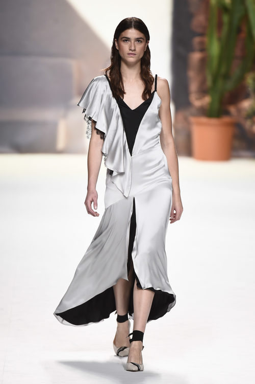 Vestido gris y negro con volantes de Roberto Verino de la campaña otoño/invierno 2018/2019 en la Madrid Fashion Week