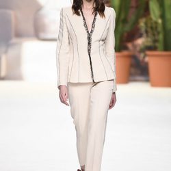Traje pantalón beige de Roberto Verino de la campaña otoño/invierno 2018/2019 en la Madrid Fashion Week