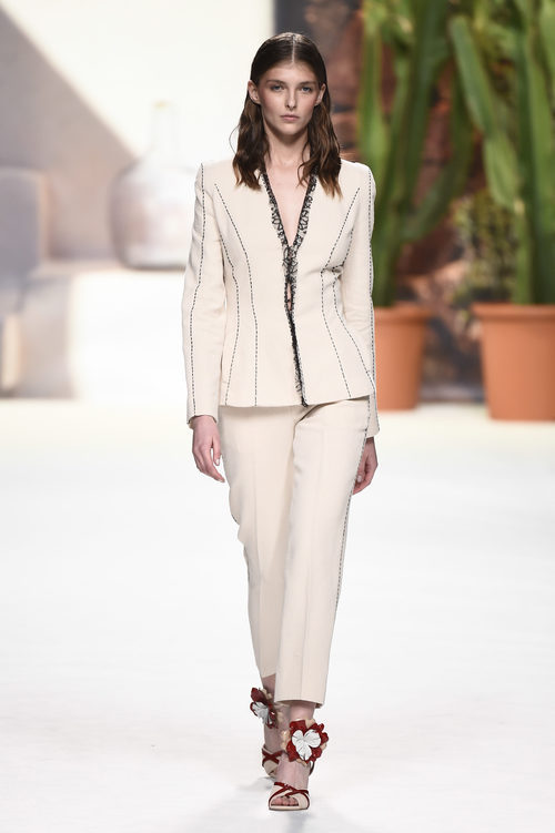 Traje pantalón beige de Roberto Verino de la campaña otoño/invierno 2018/2019 en la Madrid Fashion Week