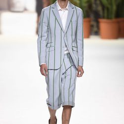Traje corto de hombre azul celeste de Roberto Verino de la campaña otoño/invierno 2018/2019 en la Madrid Fashion Week 
