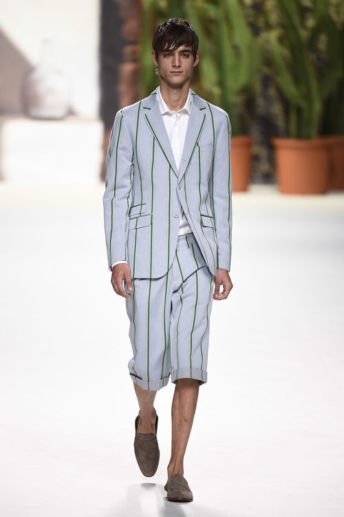Traje corto de hombre azul celeste de Roberto Verino de la campaña otoño/invierno 2018/2019 en la Madrid Fashion Week 