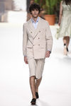 Traje corto beige de hombre de Roberto Verino de la campaña otoño/invierno 2018/2019 en la Madrid Fashion Week