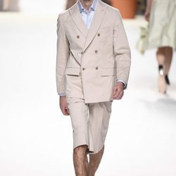Traje corto beige de hombre  de Roberto Verino de la campaña otoño/invierno 2018/2019 en la Madrid Fashion Week
