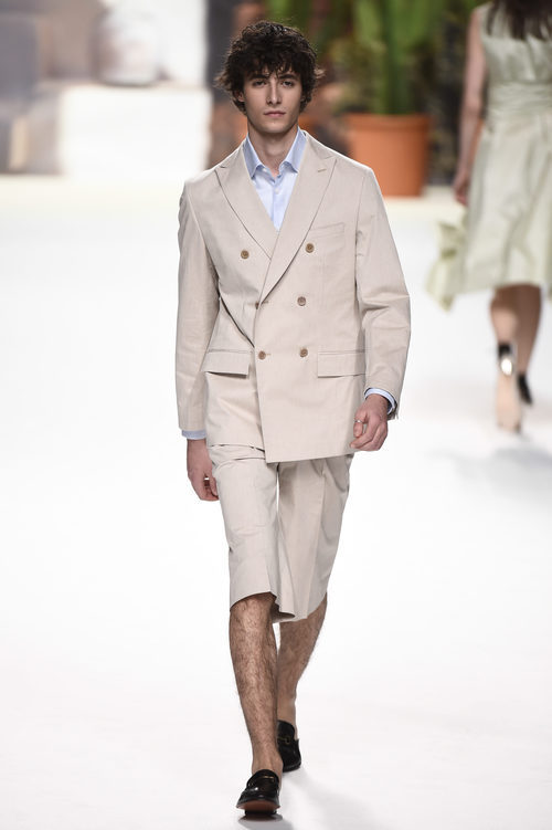 Traje corto beige de hombre de Roberto Verino de la campaña otoño/invierno 2018/2019 en la Madrid Fashion Week