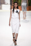 Traje blanco con estampado de un pez de Roberto Verino de la campaña otoño/invierno 2018/2019 en la Madrid Fashion Week