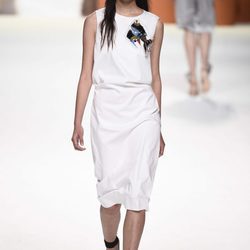 Traje blanco con estampado de un pez de Roberto Verino de la campaña otoño/invierno 2018/2019 en la Madrid Fashion Week
