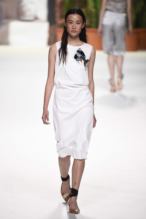 Traje blanco con estampado de un pez de Roberto Verino de la campaña otoño/invierno 2018/2019 en la Madrid Fashion Week