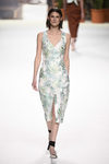 Vestido blanco con estampados de Roberto Verino de la campaña otoño/invierno 2018/2019 en la Madrid Fashion Week
