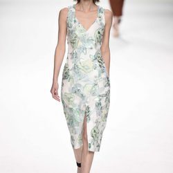Vestido blanco con estampados de Roberto Verino de la campaña otoño/invierno 2018/2019 en la Madrid Fashion Week