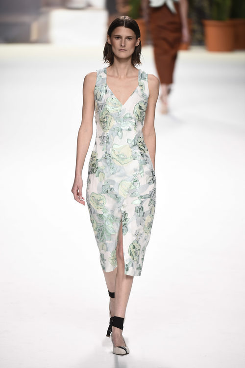 Vestido blanco con estampados de Roberto Verino de la campaña otoño/invierno 2018/2019 en la Madrid Fashion Week