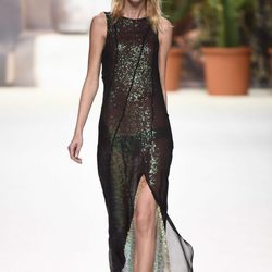 Vestido negro de lentejuelas de Roberto Verino de la campaña otoño/invierno 2018/2019 en la Madrid Fashion Week