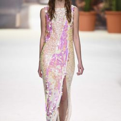 Vestido de lentejuelas blanco y rosa de Roberto Verino de la campaña otoño/invierno 2018/2019 en la Madrid Fashion Week