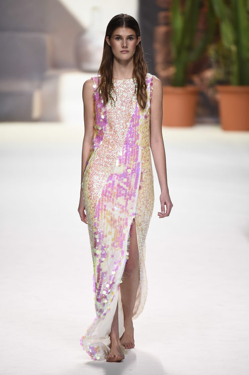 Vestido de lentejuelas blanco y rosa de Roberto Verino de la campaña otoño/invierno 2018/2019 en la Madrid Fashion Week