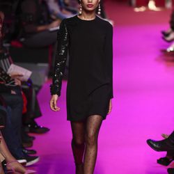 Vestido negro de Jorge Vázquez de la colección otoño/invierno 2018/2019 en la Madrid Fashion Week