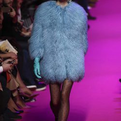 Abrigo de pelo azul Jorge Vázquez de la colección otoño/invierno 2018/2019 en la Madrid Fashion Week
