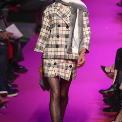 Traje de falda de cuadros de Jorge Vázquez de la colección otoño/invierno 2018/2019 en la Madrid Fashion Week