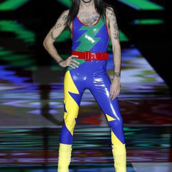 Mario Vaquerizo con un mono azul de Andrés Sardá de la colección otoño/invierno 2018/2019 en la Madrid Fashion Week