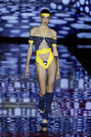 Traje de baño amarillo y azul marino