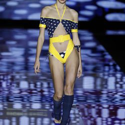 Traje de baño amarillo y azul marino
