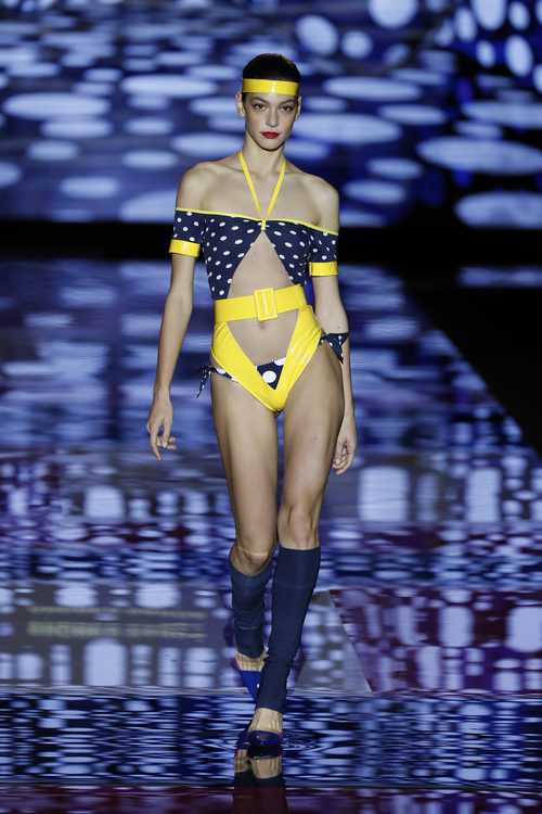 Traje de baño amarillo y azul marino
