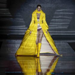 Capa amarilla  de Andrés Sardá de la colección otoño/invierno 2018/2019 en la Madrid Fashion Week