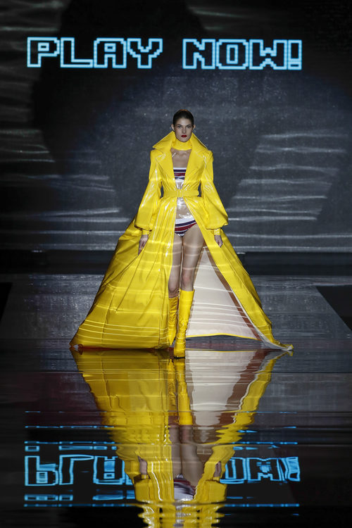 Capa amarilla de Andrés Sardá de la colección otoño/invierno 2018/2019 en la Madrid Fashion Week