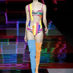 Traje de baño de transparencias y colorido de Andrés Sardá de la colección otoño/invierno 2018/2019 en la Madrid Fashion Week