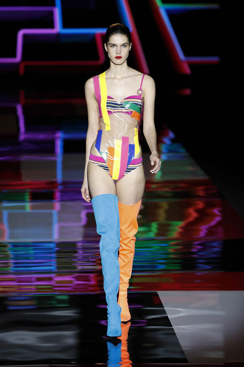 Traje de baño de transparencias y colorido de Andrés Sardá de la colección otoño/invierno 2018/2019 en la Madrid Fashion Week