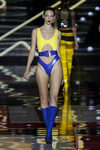 Traje de baño amarillo y azul marino de Andrés Sardá de la colección otoño/invierno 2018/2019 en la Madrid Fashion Week