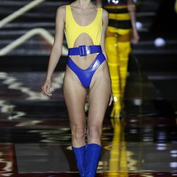 Traje de baño amarillo y azul marino de Andrés Sardá de la colección otoño/invierno 2018/2019 en la Madrid Fashion Week