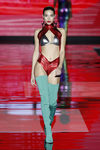 Traje de baño rojo y plateado de Andrés Sardá de la colección otoño/invierno 2018/2019 en la Madrid Fashion Week