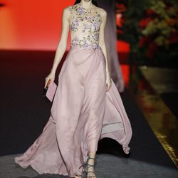 Vestido largo estampado de tonalidad rosa de Hannibal Laguna de la coleción Orient Bloom en la Madrid Fashion Week