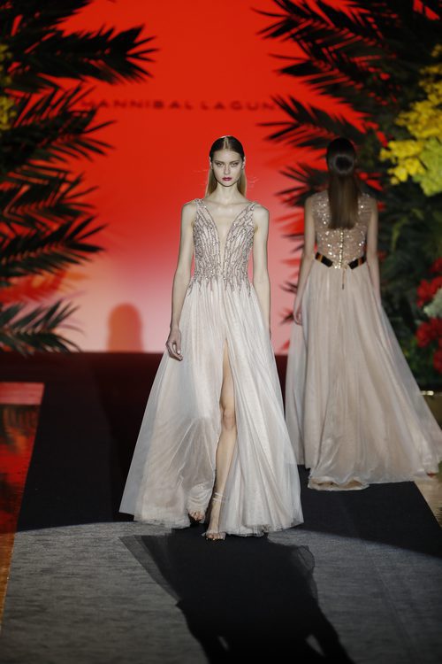 Vestido con escote en V blanco de Hannibal Laguna de la coleción Orient Bloom en la Madrid Fashion Week