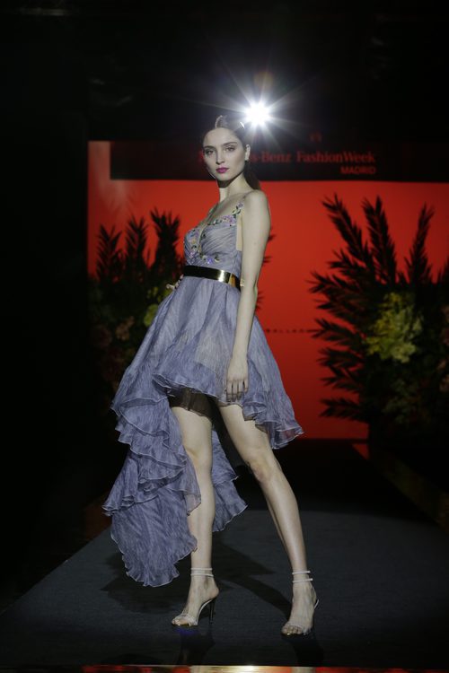 Traje corto azul de Hannibal Laguna de la coleción Orient Bloom en la Madrid Fashion Week