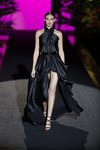 Vestido negro con apertura en las piernas de Hannibal Laguna de la coleción Orient Bloom en la Madrid Fashion Week