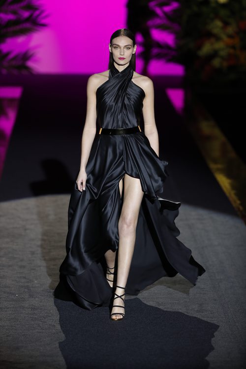Vestido negro con apertura en las piernas de Hannibal Laguna de la coleción Orient Bloom en la Madrid Fashion Week