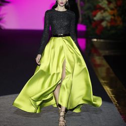 Corpiño de manga larga y falda verde de Hannibal Laguna de la coleción Orient Bloom en la Madrid Fashion Week