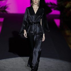 Mono negro de manga larga  de Hannibal Laguna de la coleción Orient Bloom en la Madrid Fashion Week