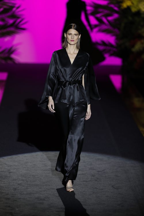 Mono negro de manga larga de Hannibal Laguna de la coleción Orient Bloom en la Madrid Fashion Week