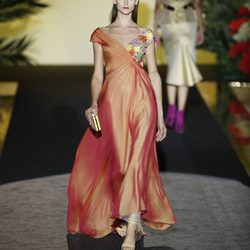 Traje naranja de Hannibal Laguna de la coleción Orient Bloom en la Madrid Fashion Week