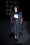 Capa azul de de Ana Locking otoño/invierno 2018/2019 en la Madrid Fashion Week