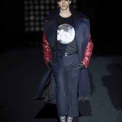 Capa azul de de Ana Locking otoño/invierno 2018/2019 en la Madrid Fashion Week