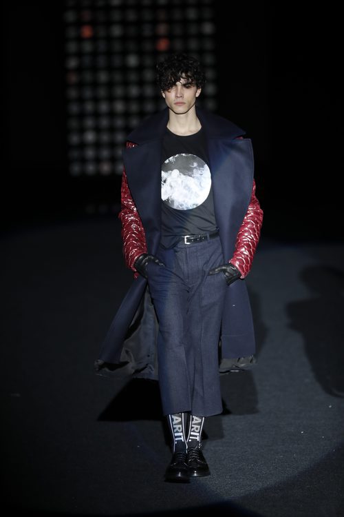 Capa azul de de Ana Locking otoño/invierno 2018/2019 en la Madrid Fashion Week