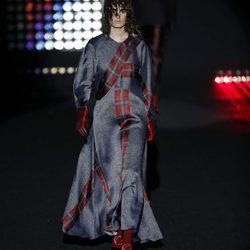 Traje de cuadros escoceses    Ana Locking otoño/invierno 2018/2019 en la Madrid Fashion Week