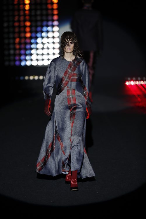 Traje de cuadros escoceses    Ana Locking otoño/invierno 2018/2019 en la Madrid Fashion Week